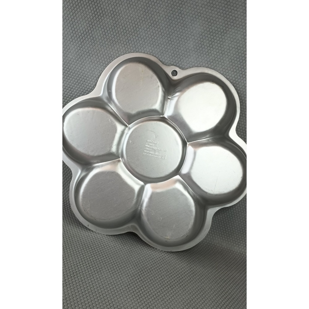 Wilton Dancing Daisy Flower Pan Aluminum Cake Mold 2105-1018 Silver 12 inch - Picture 3 of 7